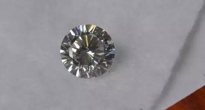 给女票送了一颗几千块的石头，4小时后，她跟我提分手