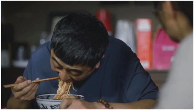 张嘉译吃面条,大口猛吸面条