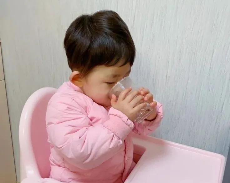 宝宝不爱吃辅食可能是你喂错了,宝宝不爱喝奶是奶嘴问题