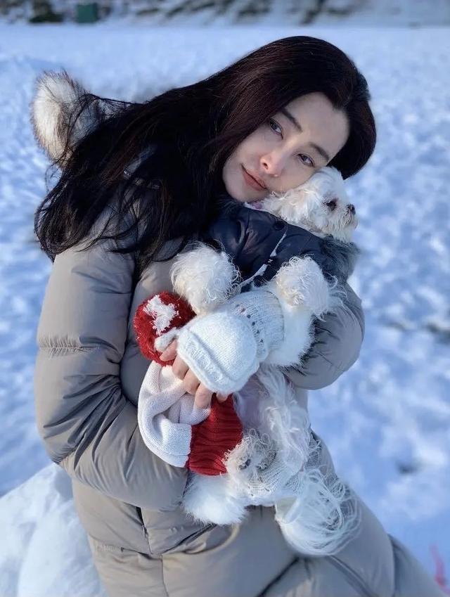 王祖贤55岁生日素颜出镜获赞,王祖贤素颜坐地铁近照曝光