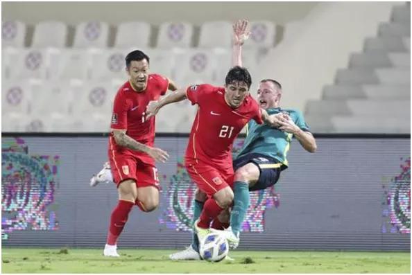 中国足球敢拼不怕输,中国足球至暗时刻的一丝曙光