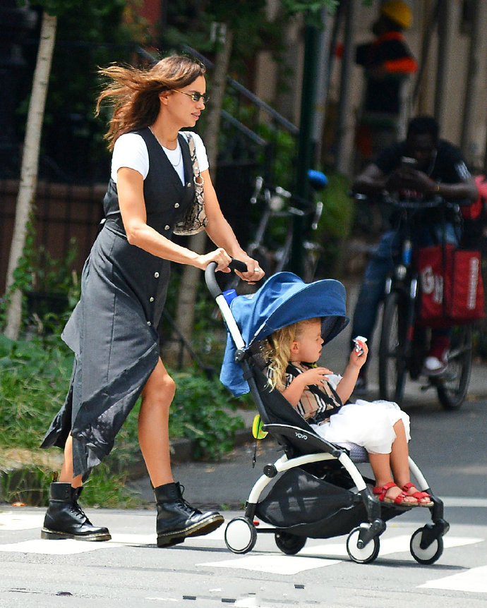 伊莲娜黑长裙抢镜！3岁女儿扎马尾萌成洋娃娃，遗传超模妈妈霸气