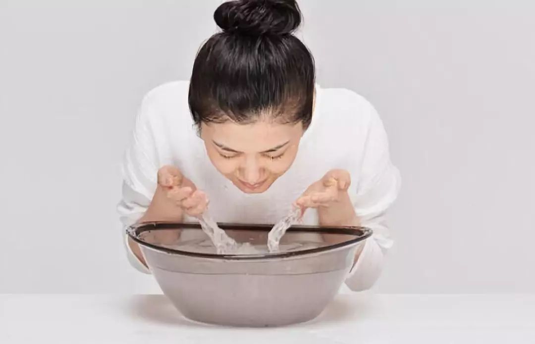 脸上有闭口怎么办？这4种护肤方法，帮你解决难题