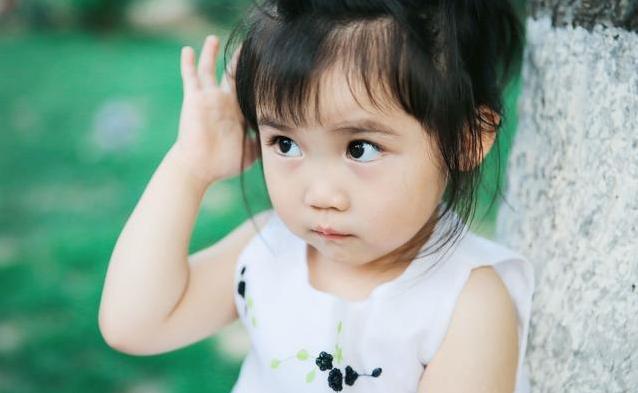 小孩耳朵里内侧有个小洞洞,小孩耳朵前边有个小肉球