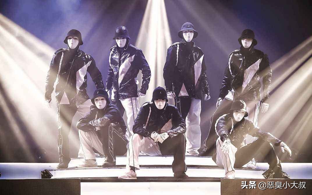 jabbawockeez热血街舞团出场,白手套黑墨镜舞蹈