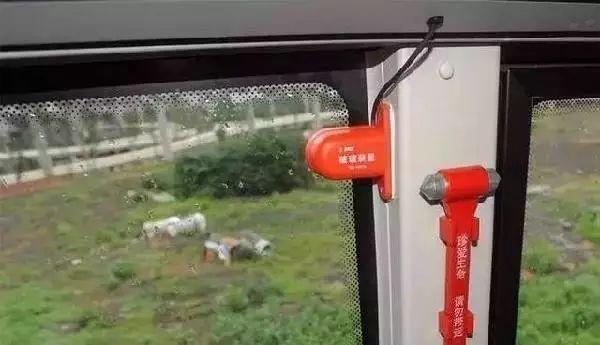 汽车玻璃小黑点能贴膜吗,汽车玻璃黑点区域去除