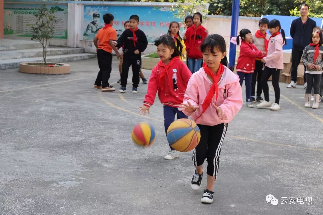开心学校买来一批体育用品,体育健身器材小学