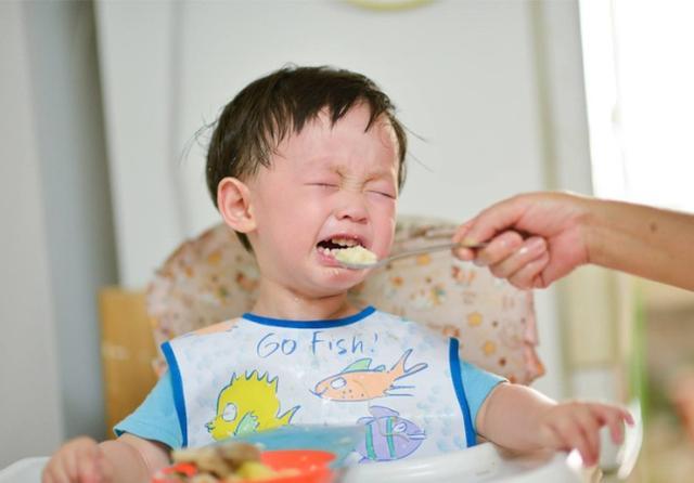 孩子吃东西被卡住,小孩子吃东西被卡住呕吐