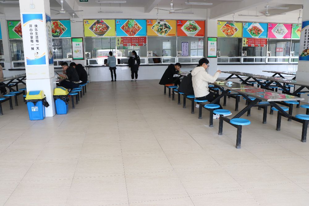 大渡口中学：池州市德育示范学校创建活动风正一帆悬