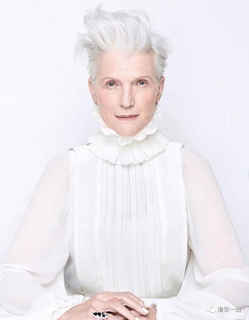 60岁全裸出镜，同框气场碾压小KK，她儿子还是美国版马爸爸！