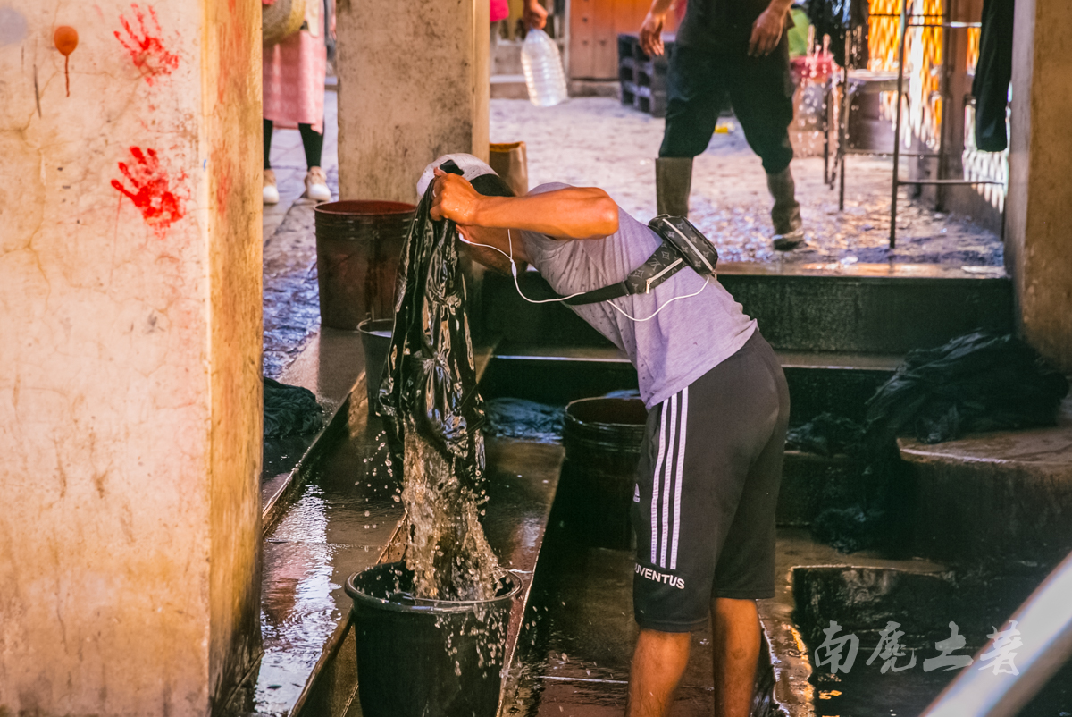 非洲这个城市这么臭，游人却每天排队参观