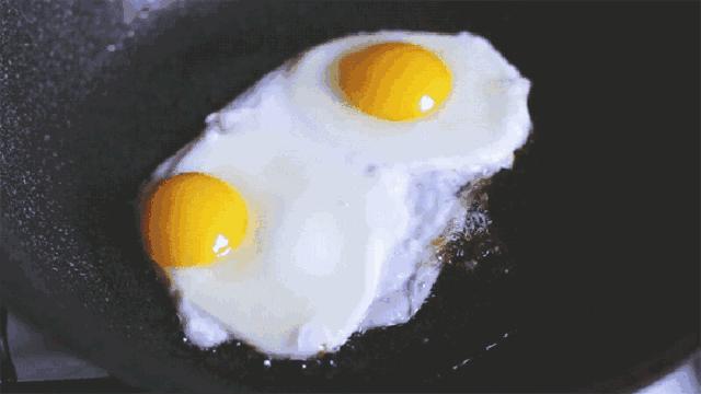 鸡蛋对长斑有好处吗,鸡蛋黄有斑是怎么回事
