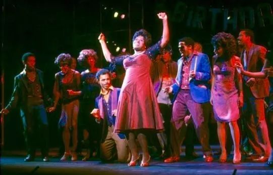 这部曾成就了碧昂斯的音乐剧，讲述的娱乐圈现实让人心惊