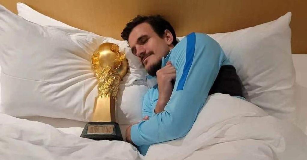 得劲！江苏苏宁3外援捧火神杯入睡，球迷手绘1星球衣尝鲜