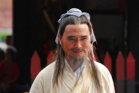 家僮被打发出门，路拾巨财，夜卧坑厕等失主，存善念官至游击将军