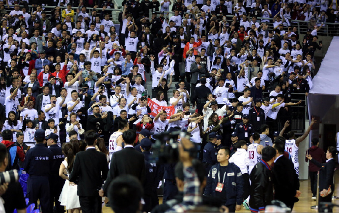 2年前的今天，辽篮夺队史首冠，还记得泣不成声的郭艾伦吗？