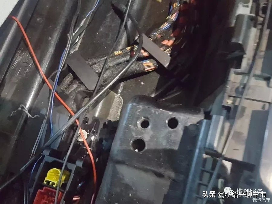 汽车驾驶室内积水怎么回事,为什么车底下会漏水