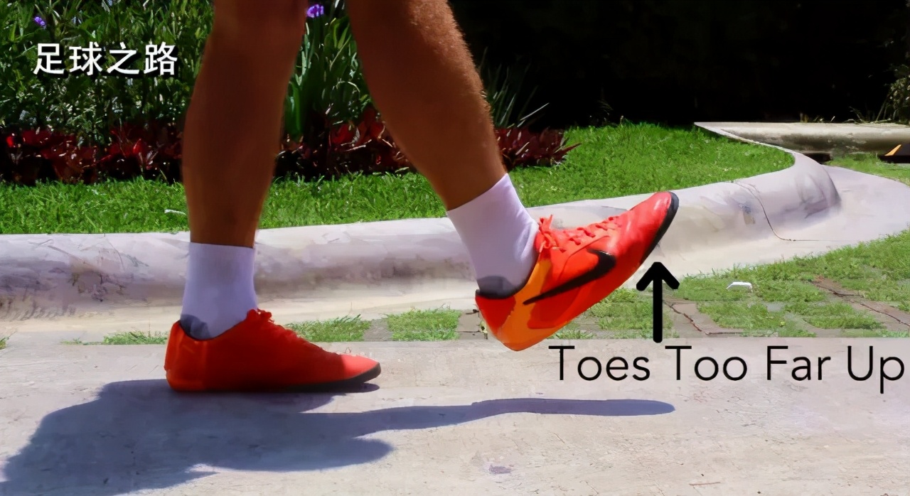 足球颠球教学视频入门,初学足球颠球技巧小学生