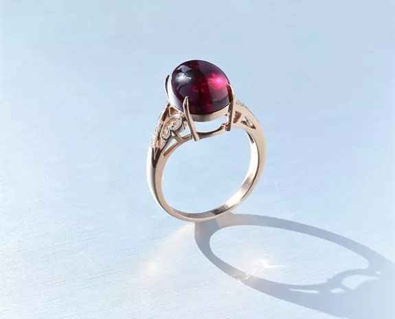 在户外挖到这样宝石千万别扔掉,不怕太阳暴晒的宝石