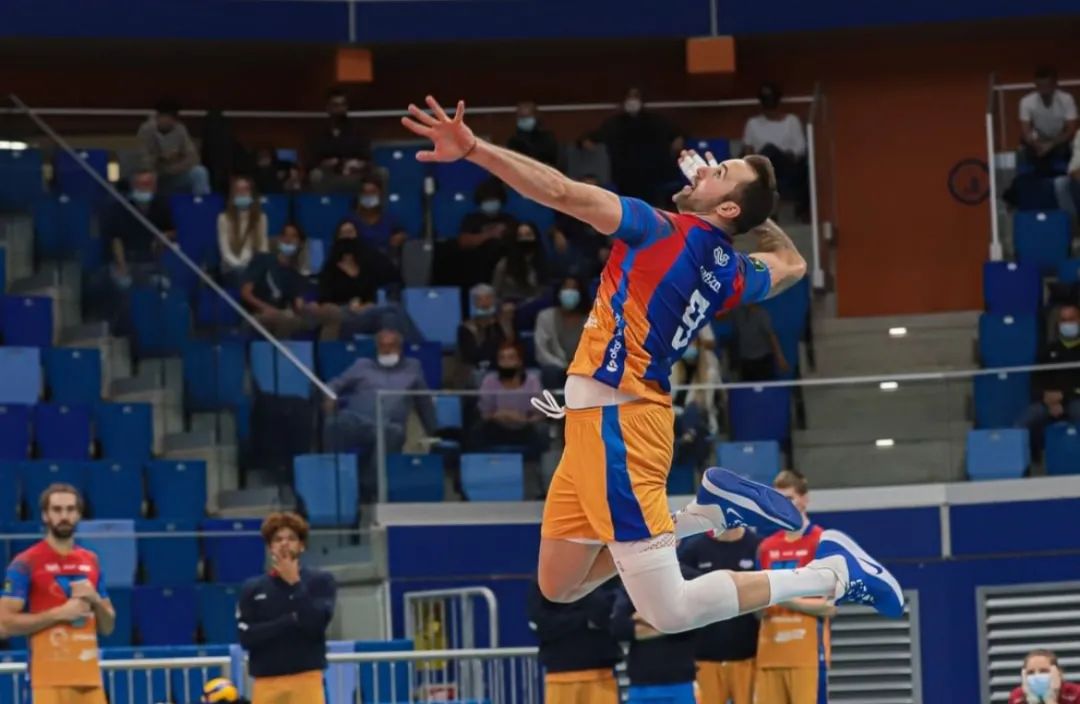 海滩俱乐部力夺超级杯冠军；“铁锤”格罗泽助球队爆冷取胜