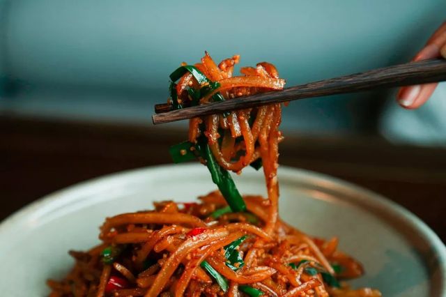 王思聪在杭州打卡的日料店,王思聪总是打卡的烤串店