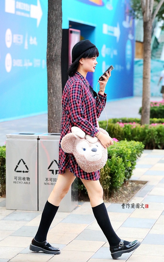 街拍真实打底袜配靴子,细跟长筒靴美女街拍