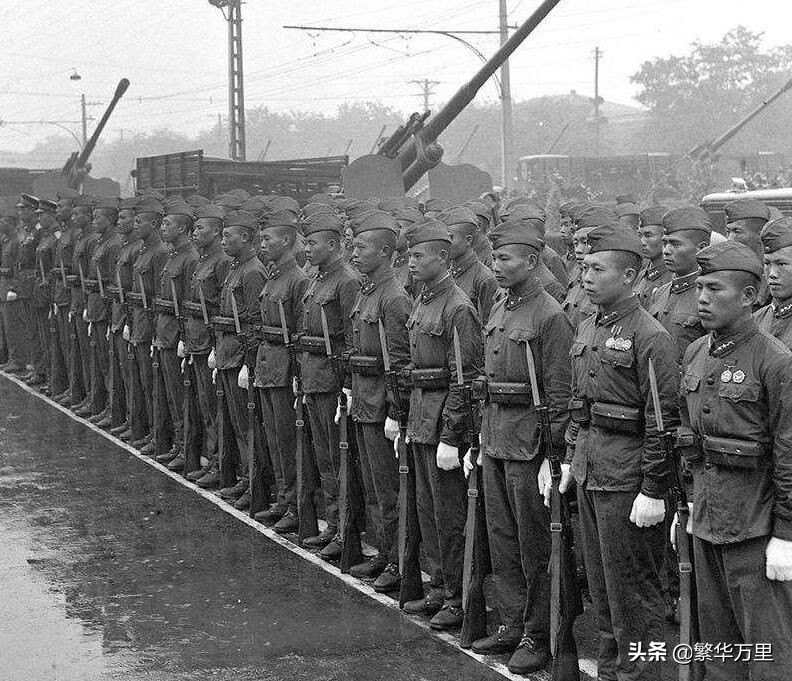 1956年10月1日国庆阅兵式,中国暴雨中的阅兵高清