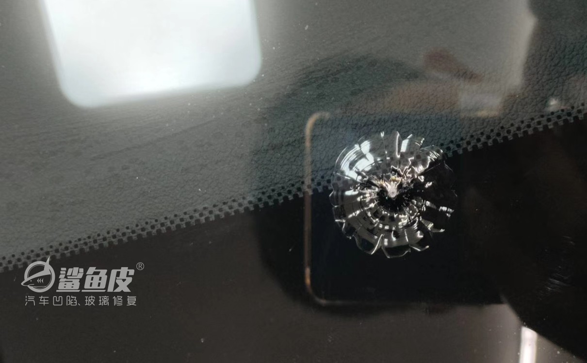 车前玻璃被小石头砸裂怎样修复,玻璃裂了是修复还是更换