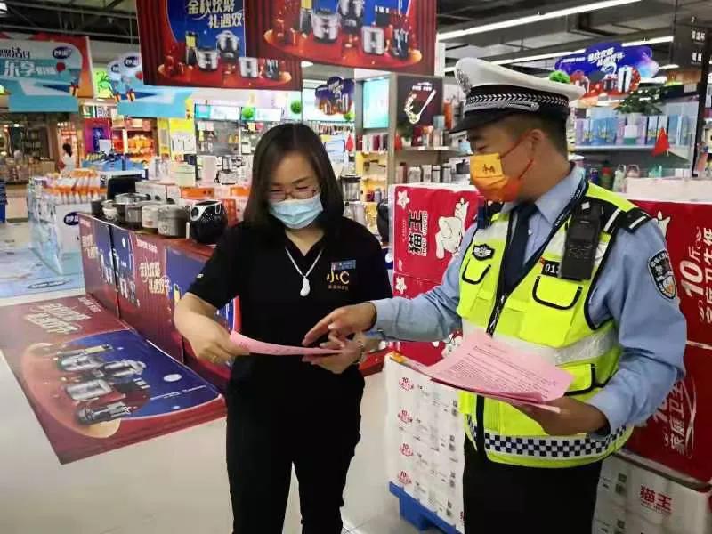 交警走进庙会开展交通安全宣传,洛宁交警开展交通安全宣传活动