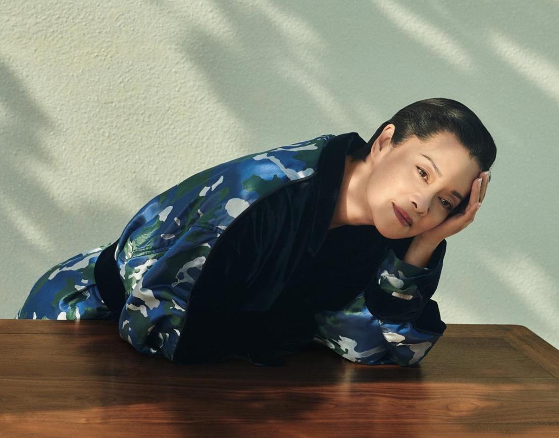 毛阿敏穿印花衬衫,毛阿敏穿什么运动裤