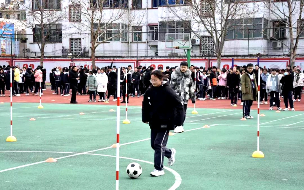 团结协作足球,小学足球绕杆考评