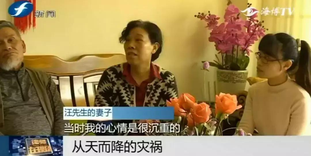 好险|大爷公园漫步，硕大枝条垂直戳下，再偏毫厘后果不敢想！
