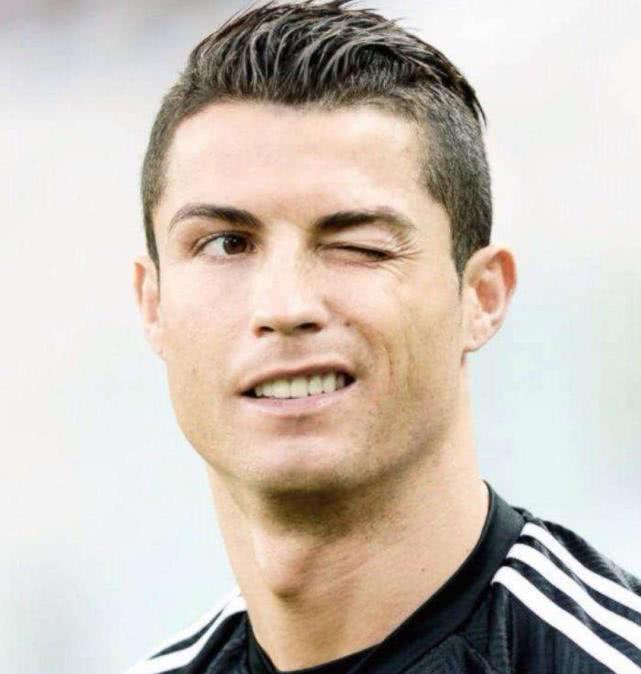 c罗谈与迷你罗同场竞技,c罗与迷你罗在球场踢球热爆球迷