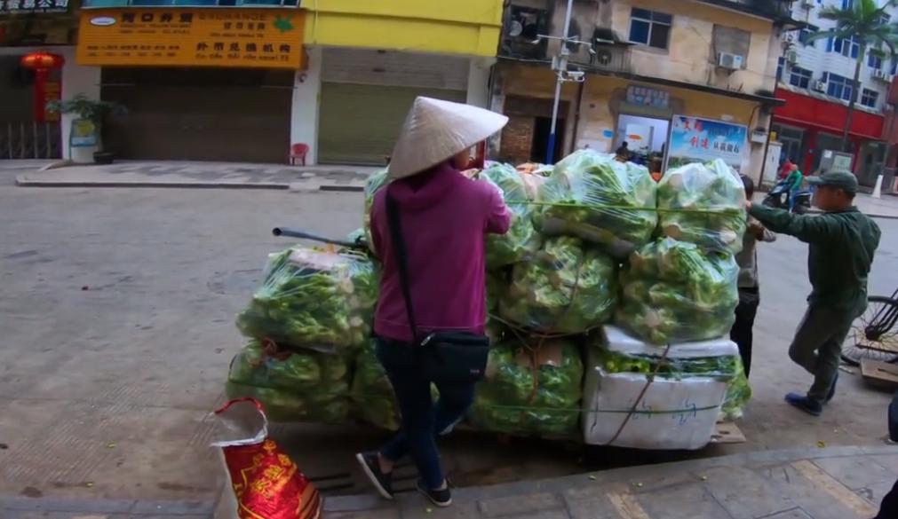 越南人来中国旅游都买些什么,越南游客很多