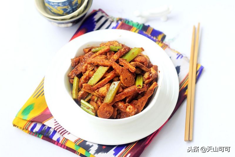 新疆正宗的美味可口的馕,新疆特色芝麻大馕怎么吃