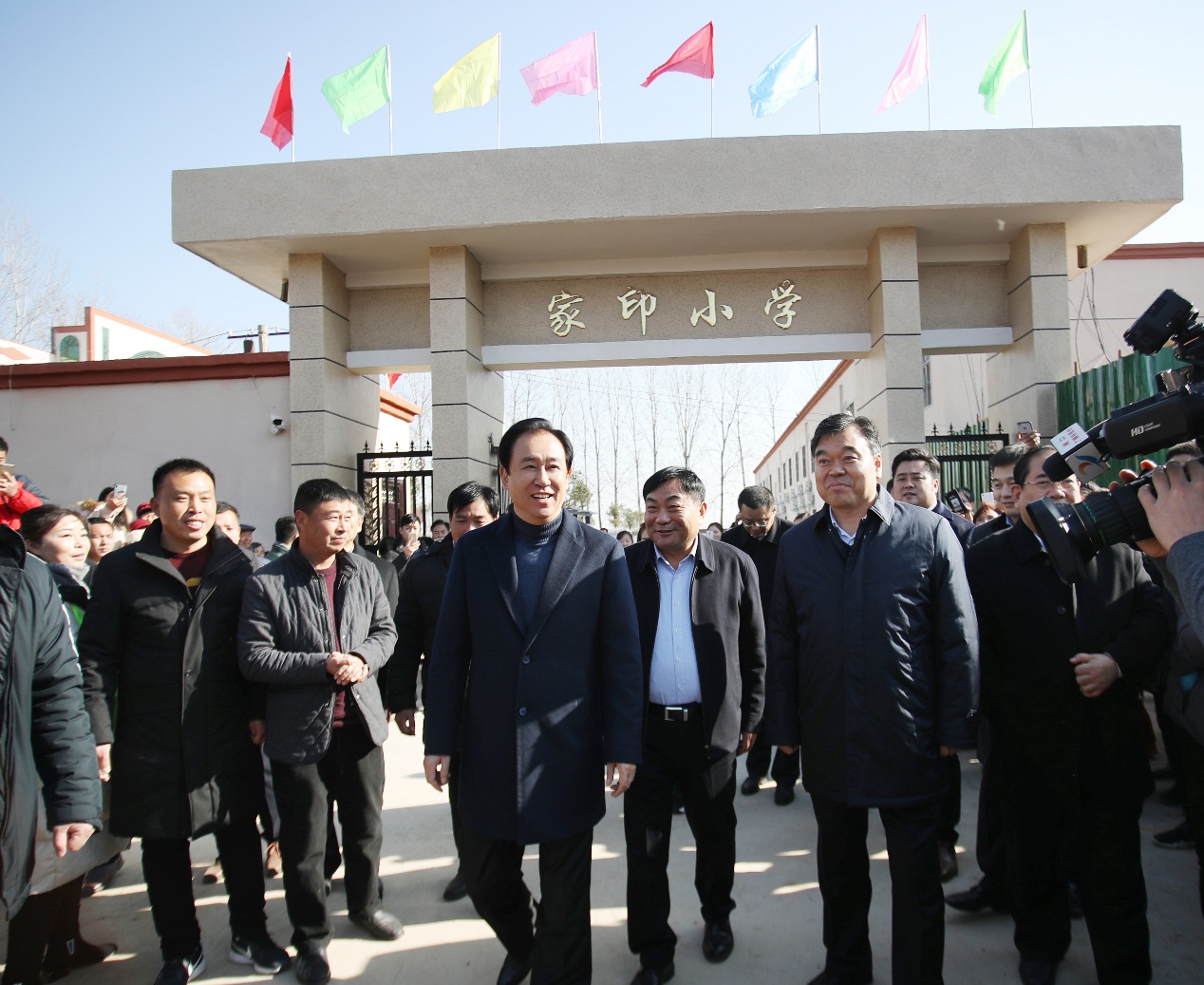 许家印回乡探望老师送房子,许家印回乡感动视频