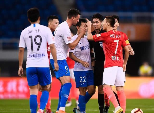 韦世豪刺头,韦世豪头球反击视频