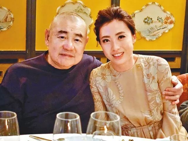 她16岁辍学，20岁当狗仔，未婚产下一儿一女后，37岁终成豪门阔太