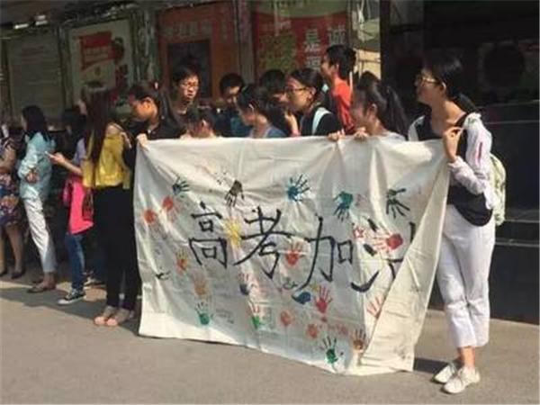 偷高考试卷可行吗？18年前真的有人做到了，可苦了那一年的考生