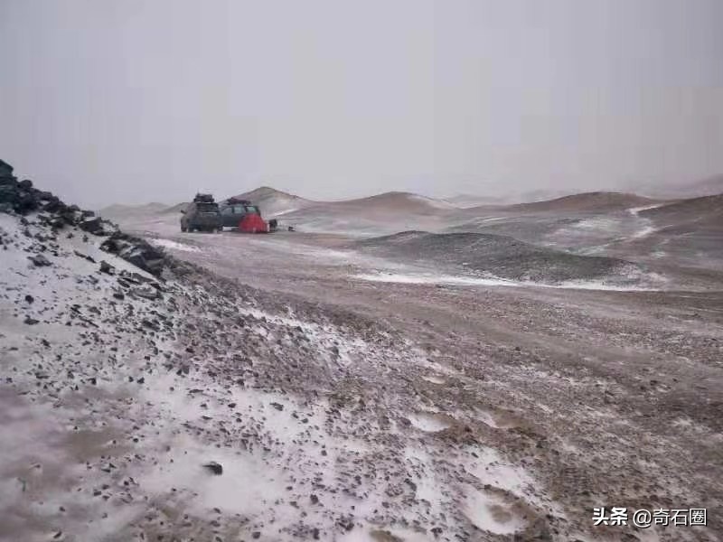 陨石一般在什么地方容易发现,如何正确的辨别陨石寻找陨石