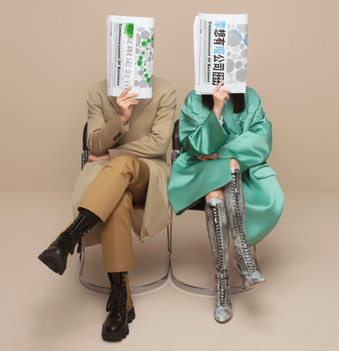 秋季搭风衣穿的鞋子,深蓝色风衣怎么搭配裤子和鞋子