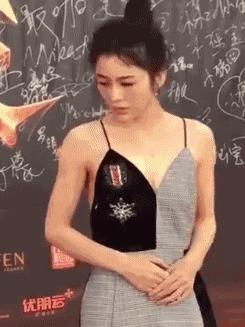 柳岩技术流摔跤，一秒化解被赞“优雅女孩”