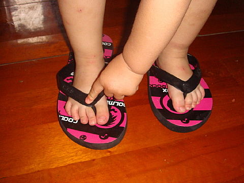 宝宝穿什么样的拖鞋不影响腿型,医生谈宝宝穿拖鞋危害