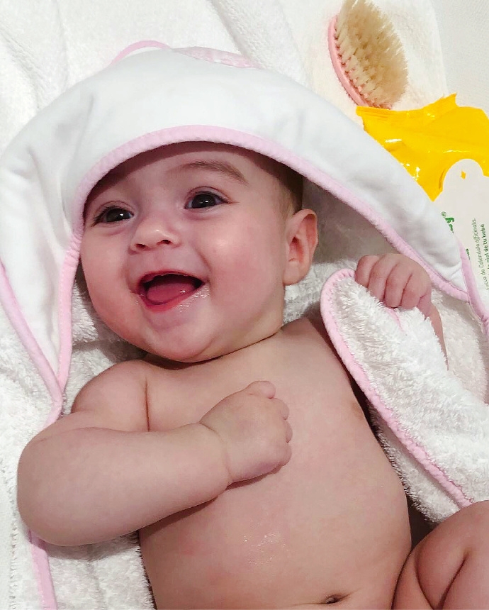 撒花c罗成功,c罗被拍到与女友乔治娜共赴教堂