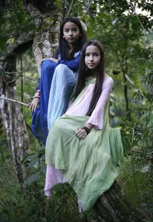 29岁不当记者，追随德国老公守护雨林，两女儿宛如天使，可不上学