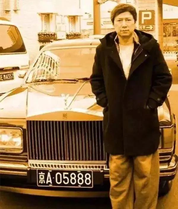 中国首位开劳斯莱斯的车主是谁,经常开劳斯莱斯法拉利的人