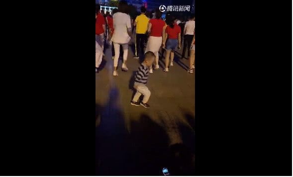 萌娃奶奶广场舞,萌娃跳广场舞动作到位