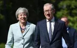 三年前临危受命，她在“宫斗戏”中落败