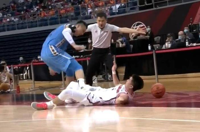 比阿日还狠！北京队长脚踩广东奇兵要害，后者面容痛苦裁判没反应
