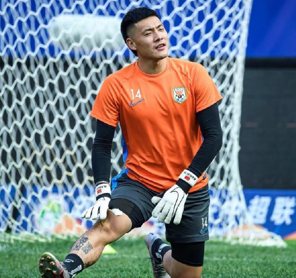 唏嘘不已！曾经头号国门如今坐穿板凳，寻求转会或是最好选择